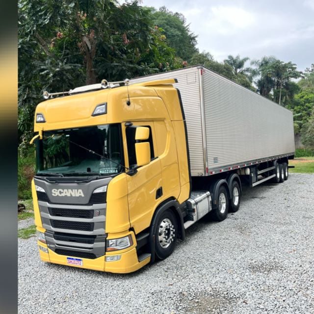 Caminhão branco em operação