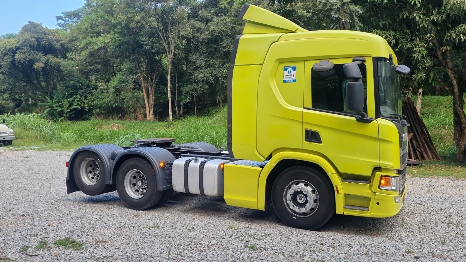 Caminhão verde em área aberta